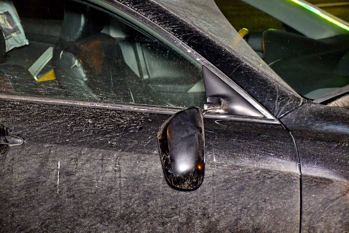У авто повреждено правое зеркало 