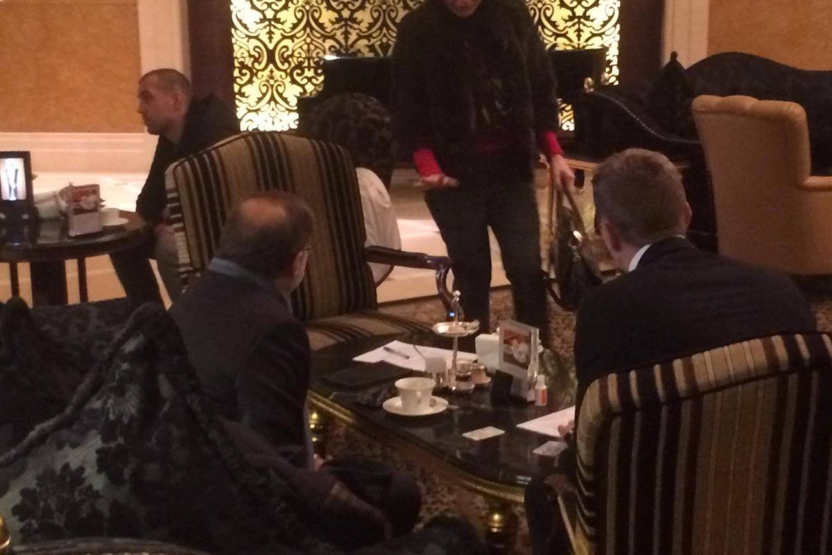 Французский дипломат греется в отеле. Журналистов к нему не пускают