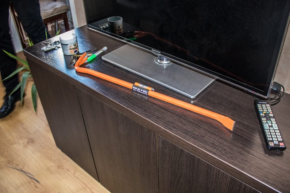 Семь неизвестных ворвались с помощью лома в квартиру к пожилой женщине Семь неизвестных ворвались с помощью лома в квартиру к пожилой женщине