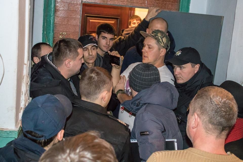 Помочь пострадавшей женщине приехали родственники и активисты Помочь пострадавшей женщине приехали родственники и активисты