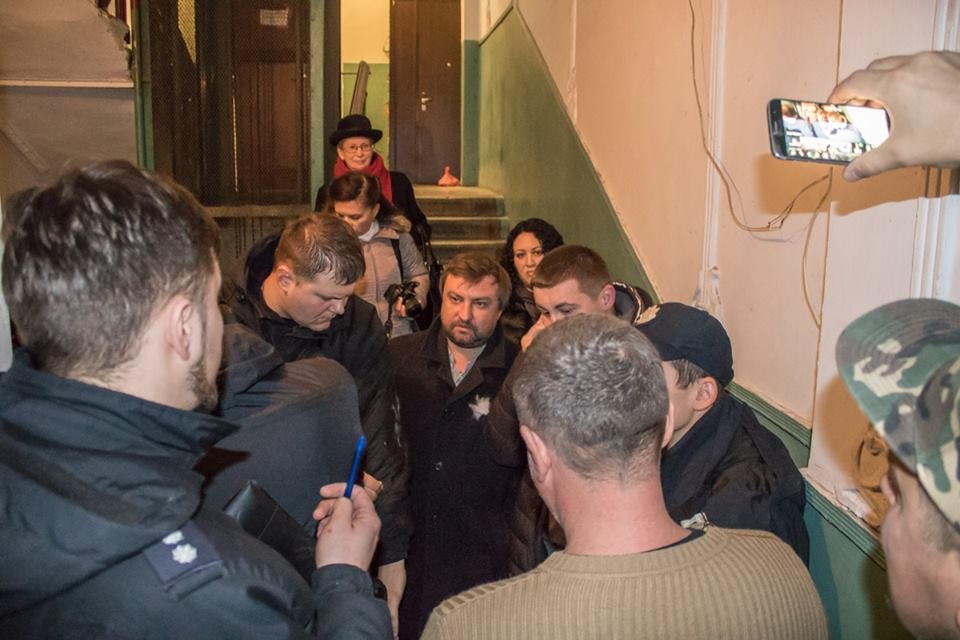 Врываясь, мужчины представились владельцами квартиры, а по приезду полиции - доверенным лицом "владельца жилья" Врываясь, мужчины представились владельцами квартиры, а по приезду полиции - доверенным лицом "владельца жилья"