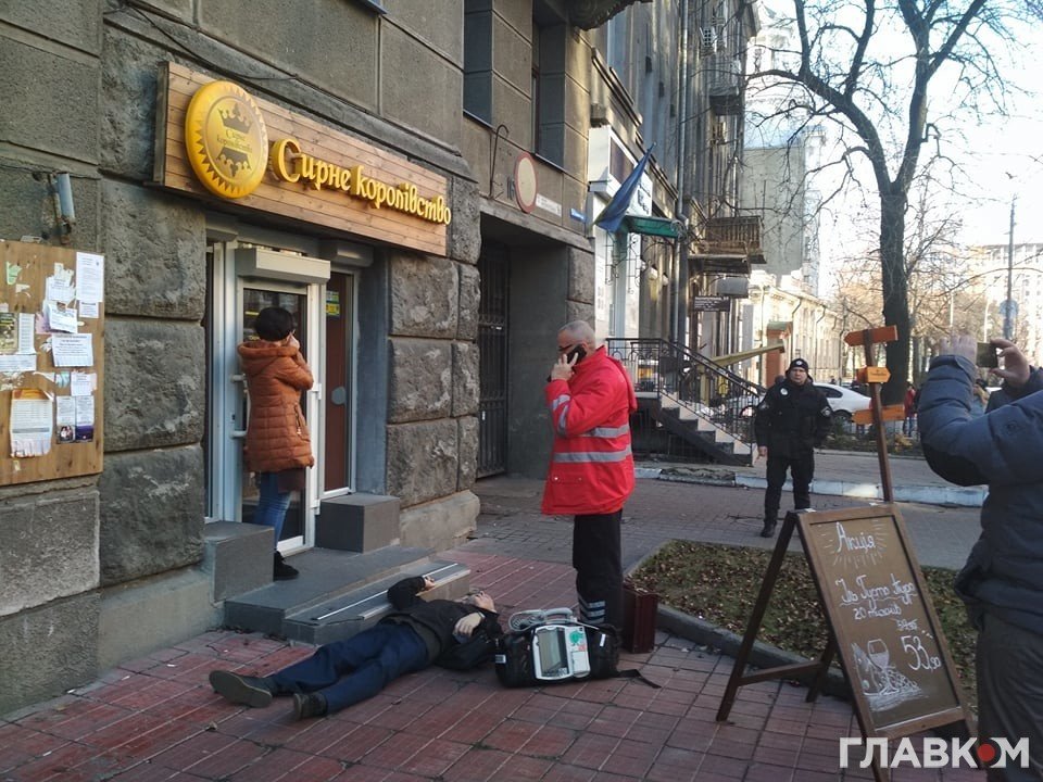 В Киеве напротив Нацбанка внезапно умер мужчина В Киеве напротив Нацбанка внезапно умер мужчина