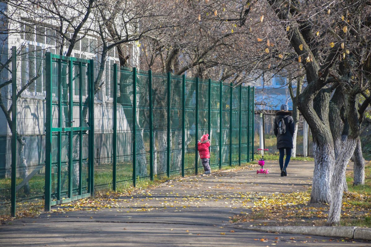 Пока идут разборки, детей в школе все меньше и меньше Пока идут разборки, детей в школе все меньше и меньше
