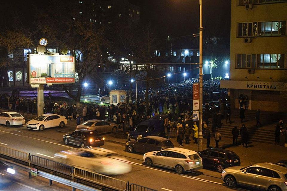 Сейчас у входа в Stereo Plaza стоят тысячи фанатов, которых не пускают вовнутрь