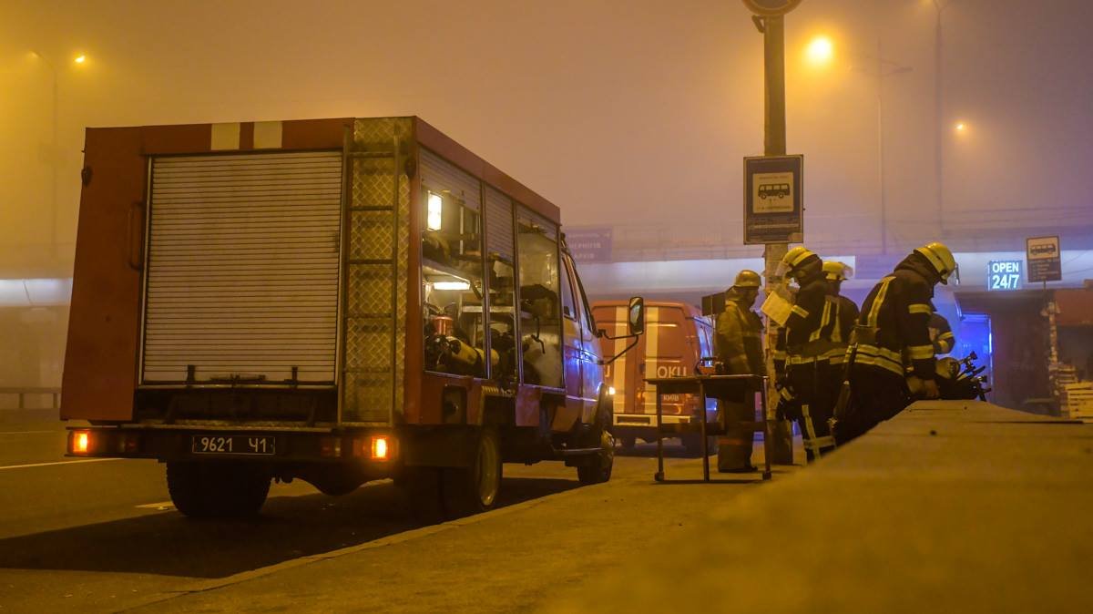 Сквозь смог едва виднеется мост