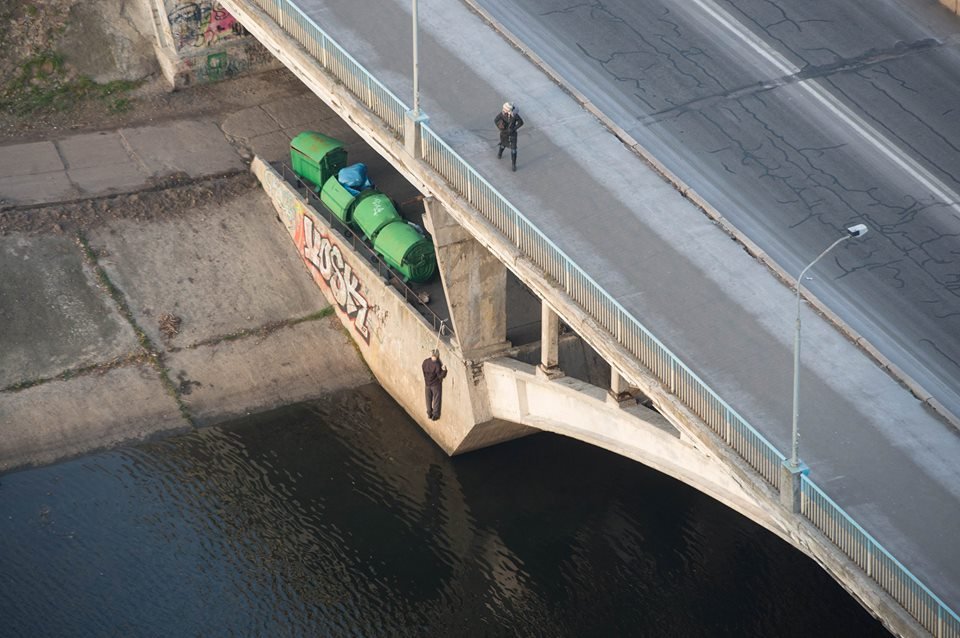На Русановском мосту обнаружили повешенного мужчину