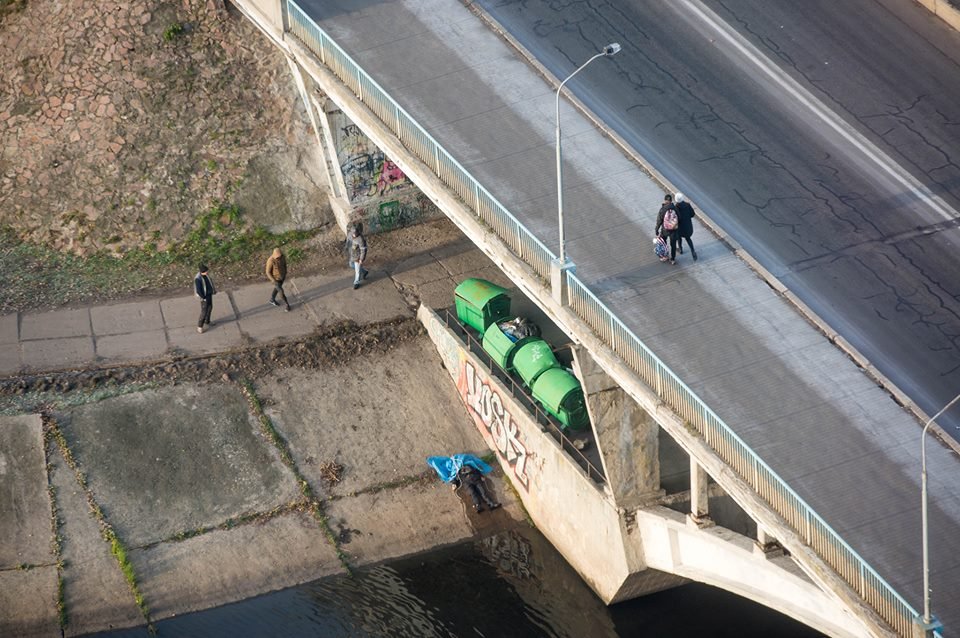 В 9:45 труп убрали, а клеенку, которой его накрывали, оставили на берегу