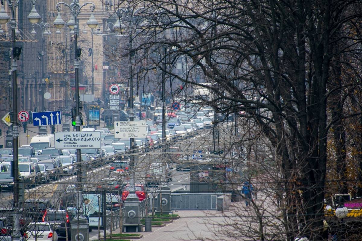 Пробка в центре образовалась в несколько рядов