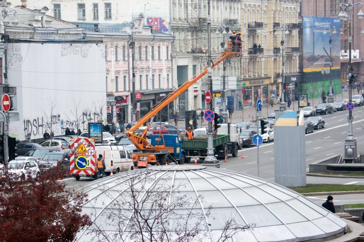 Причина всему - установка новогодней иллюминации