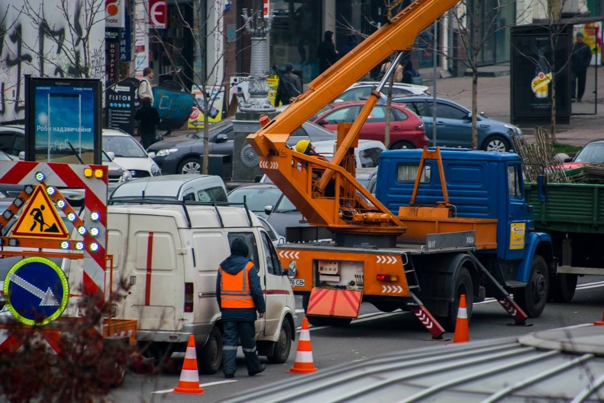 Почему устанавливать иллюминацию решили в будний день днем - пока неизвестно