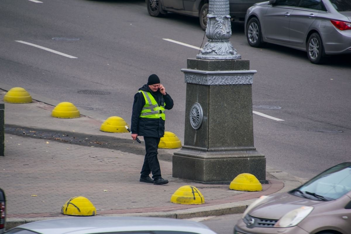 На месте пробки работает регулировщик