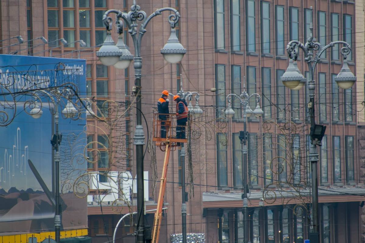 По ходу установочных работ коммунальщики немного переместились