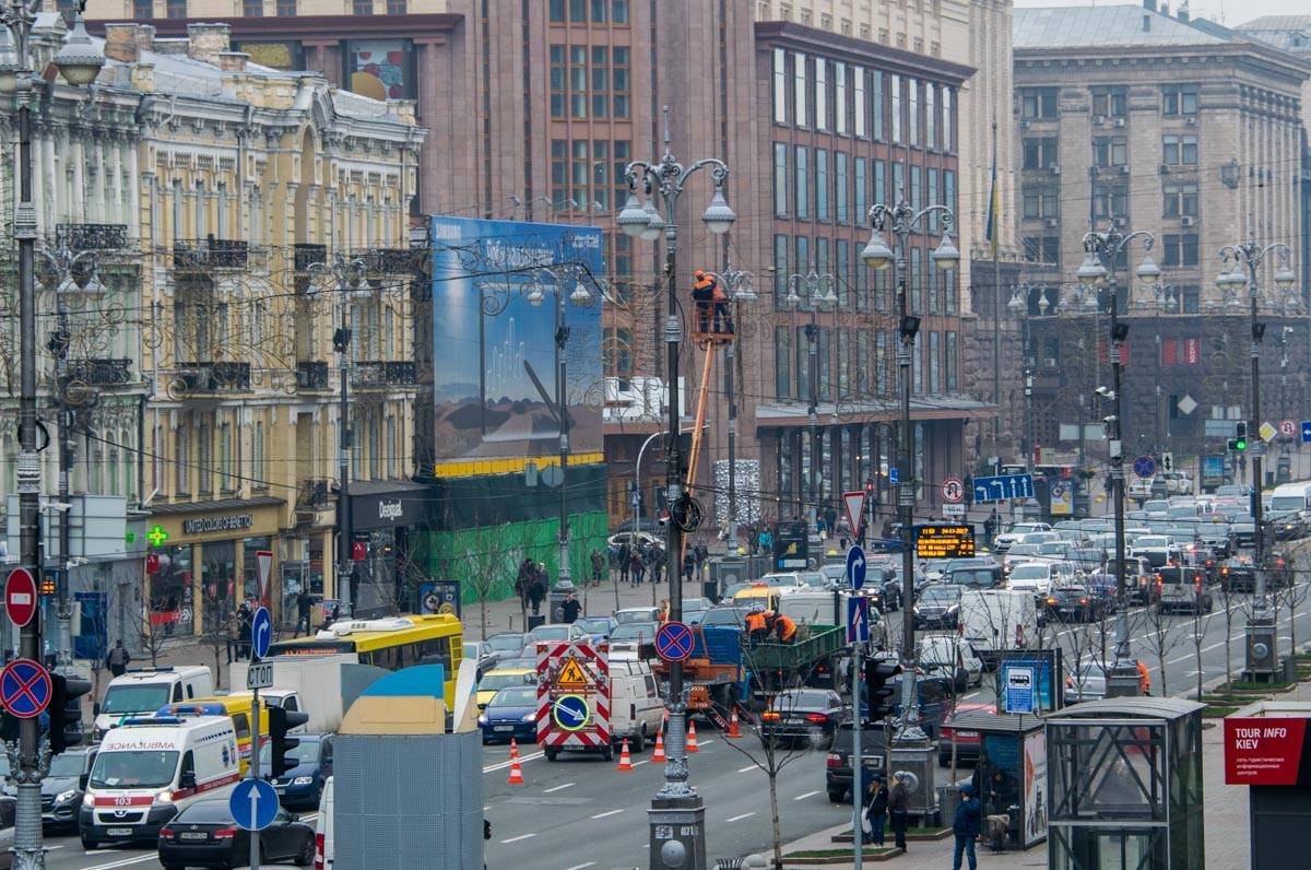 Пробка на этом участке дороги меньше не стала