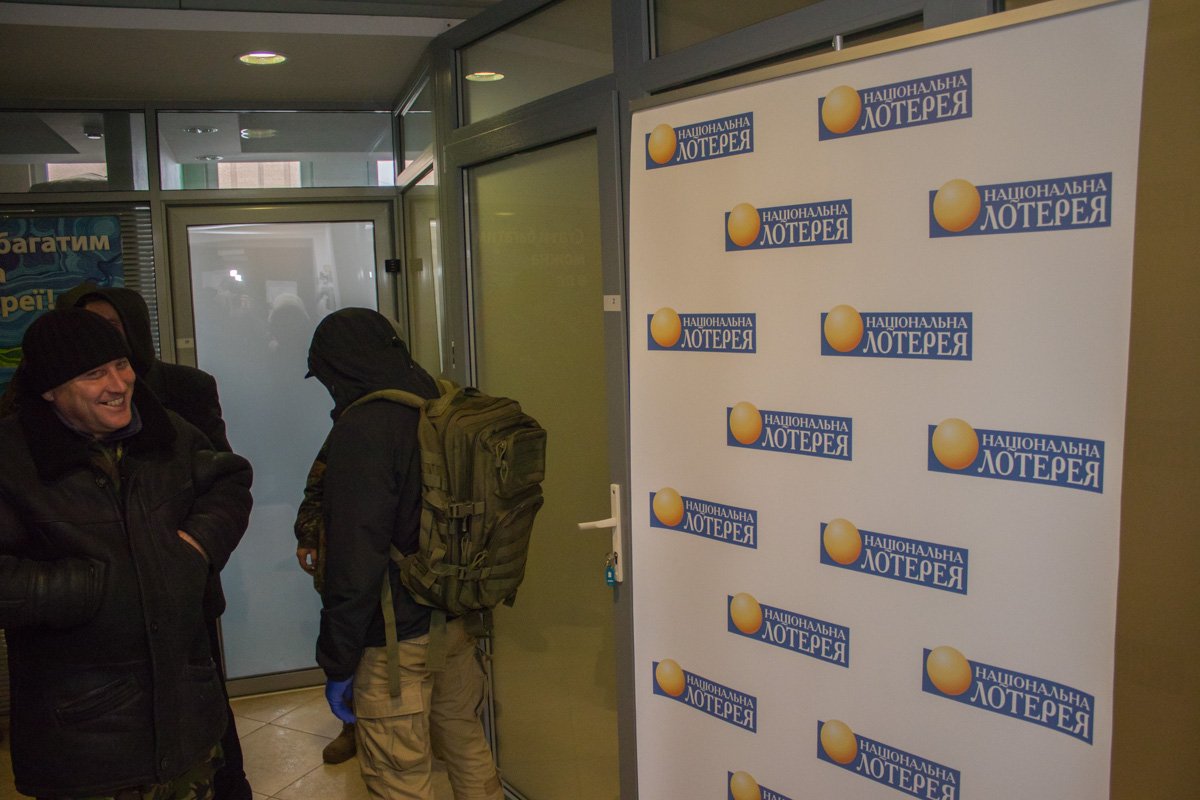 У офиса Национальной лотереи сегодня было многолюдно У офиса Национальной лотереи сегодня было многолюдно