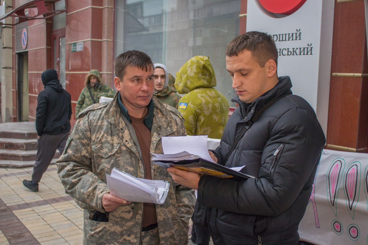Активисты передали свои требования прибывшему на место следователю Активисты передали свои требования прибывшему на место следователю