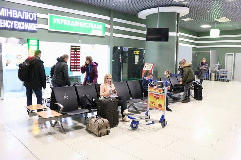 В аэропорту люди дожидаются своего рейса - никакой паники В аэропорту люди дожидаются своего рейса - никакой паники