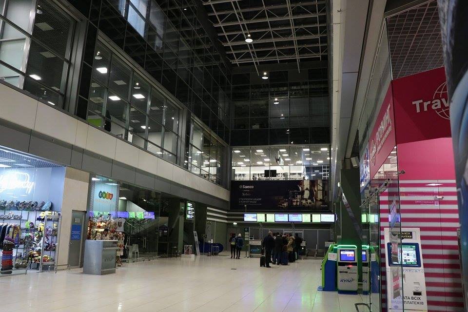 Сейчас в Жулянах относительно немного пассажиров Сейчас в Жулянах относительно немного пассажиров