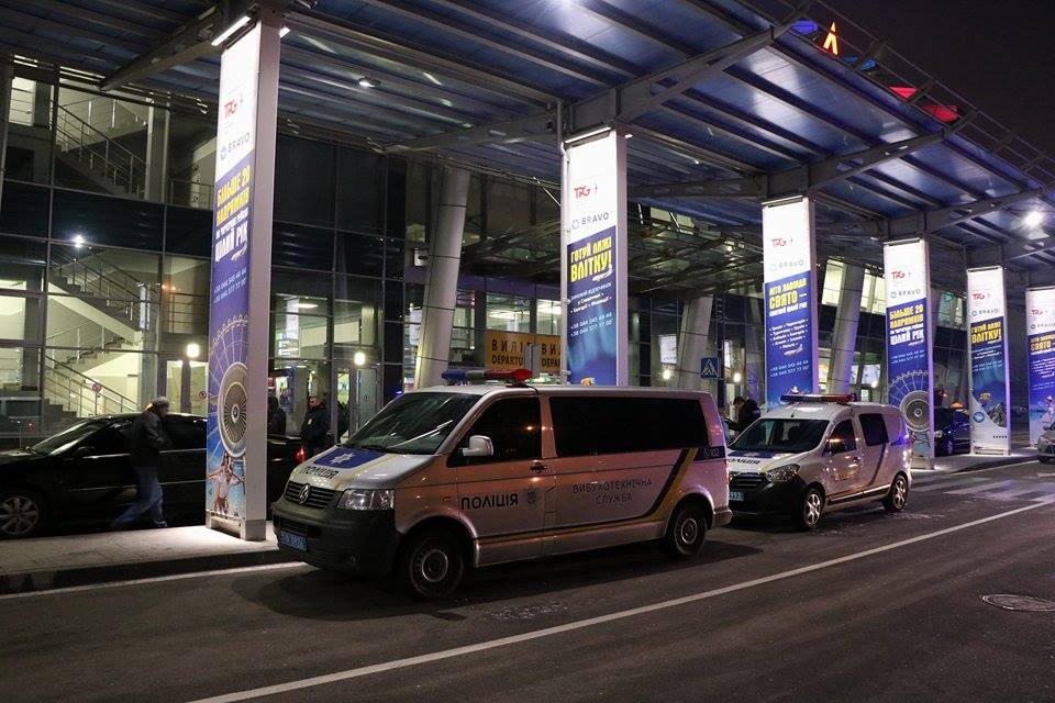 Общественный порядок во время проверки в аэропорту охраняла патрульная полиция Общественный порядок во время проверки в аэропорту охраняла патрульная полиция