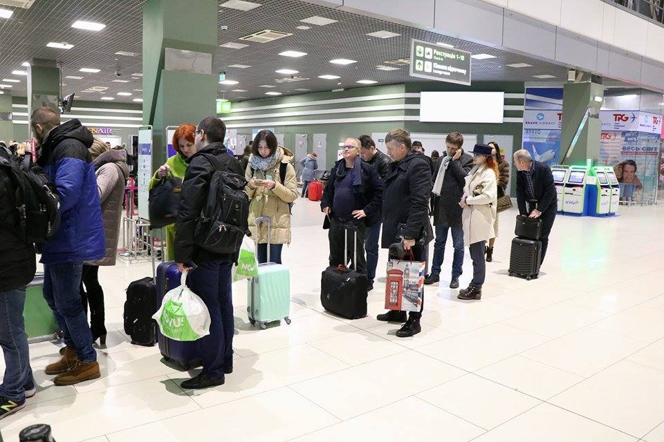 По состоянию на 18:15 стало известно, что информация о заминировании аэропорта "Киев" не подтвердилась. По состоянию на 18:15 стало известно, что информация о заминировании аэропорта "Киев" не подтвердилась.