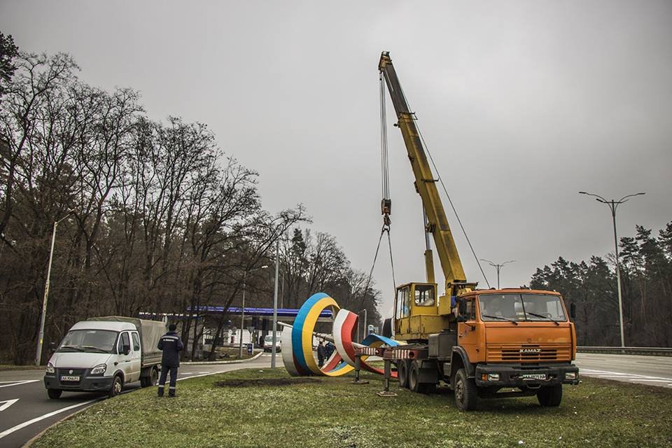 В мэрии сообщили, что другие мячи на въездах убирать не будут В мэрии сообщили, что другие мячи на въездах убирать не будут
