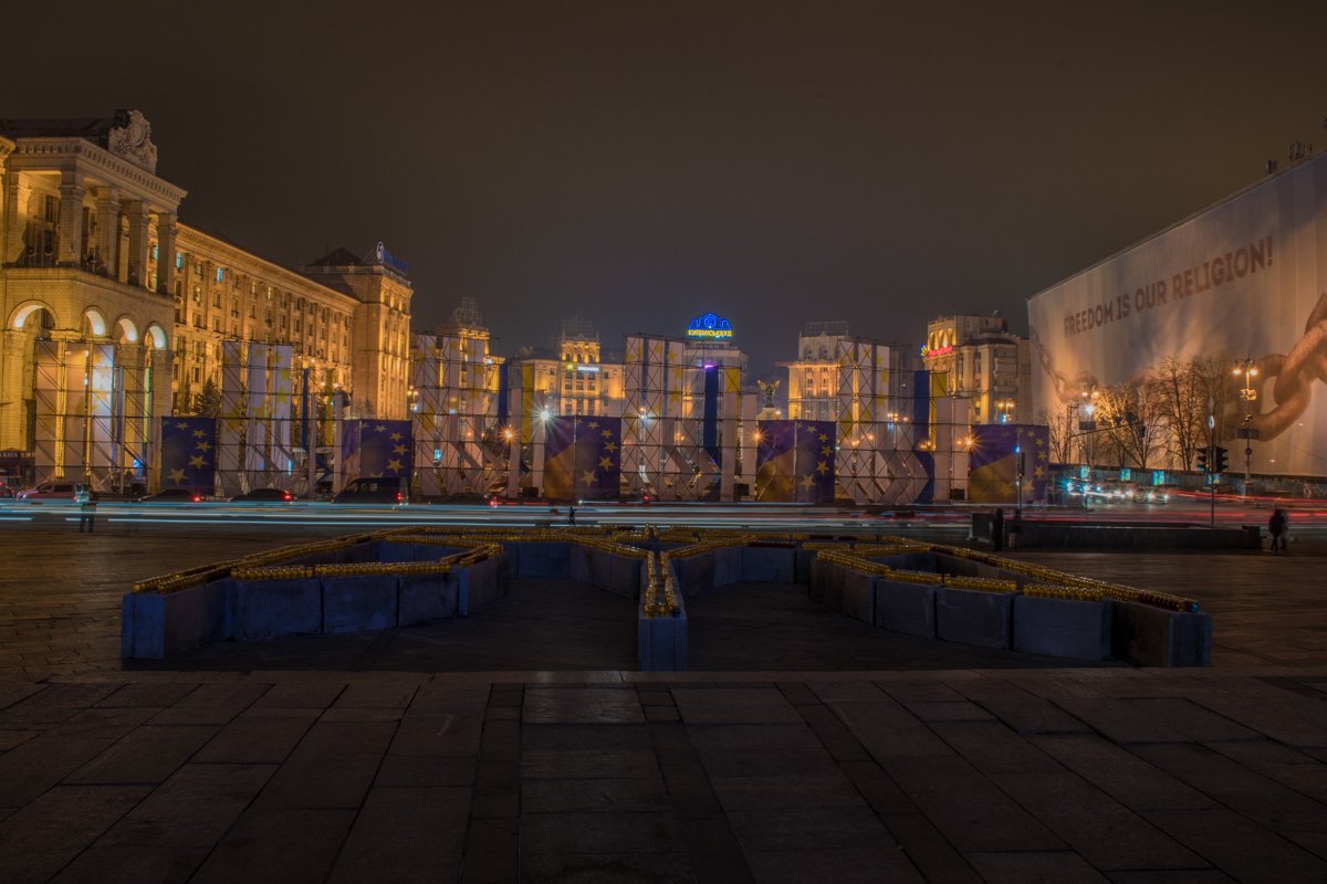 В Киеве провели акцию "16 дней против насилия". В честь этого на Майдане Незалежности подсветили Монумент Независимости оранжевыми прожекторами 