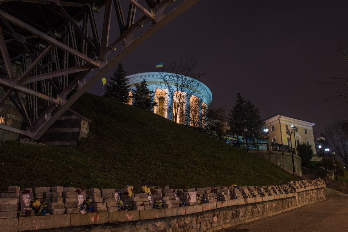 Подсветку видно издалека 