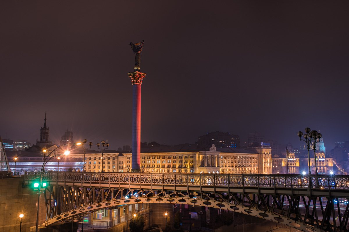 Монумент в оранжевых тонах 