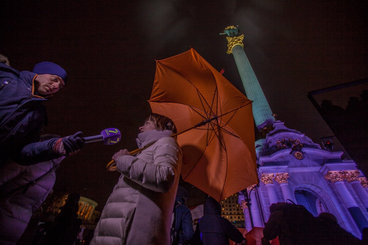 Участники раскрыли оранжевые зонтики, что символизировало борьбу с домашним насилием