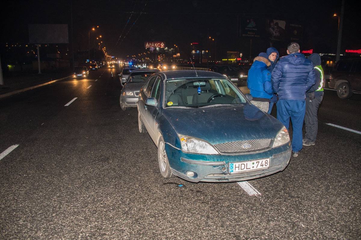 Мужчину, который перебегал дорогу в неположенном месте, сбил Ford Mondeo Мужчину, который перебегал дорогу в неположенном месте, сбил Ford Mondeo