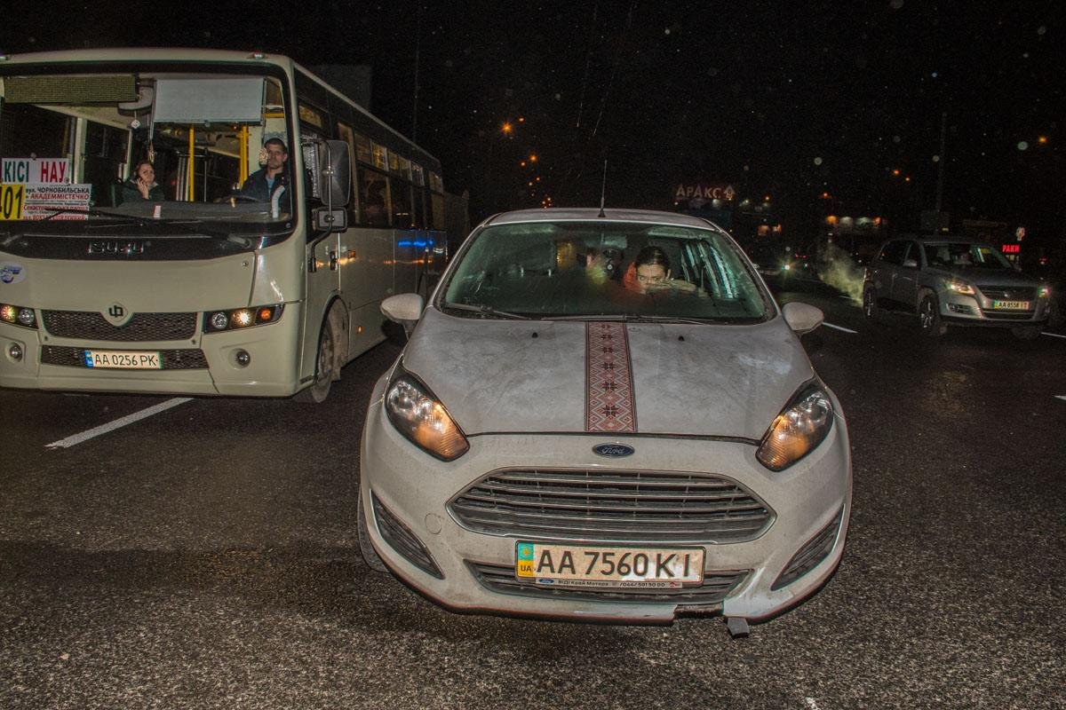 От удара человека отбросило под колеса Ford Fiesta От удара человека отбросило под колеса Ford Fiesta