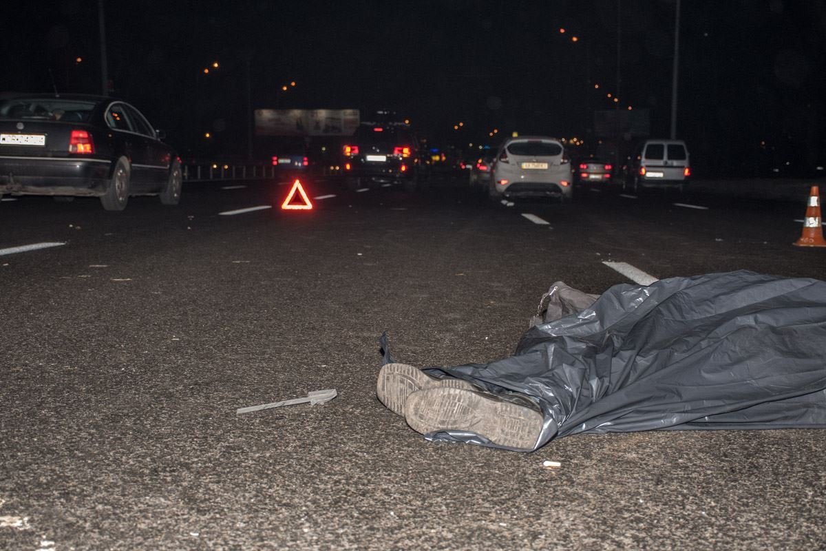 Личность погибшего устанавливается. На вид ему около 45 лет Личность погибшего устанавливается. На вид ему около 45 лет