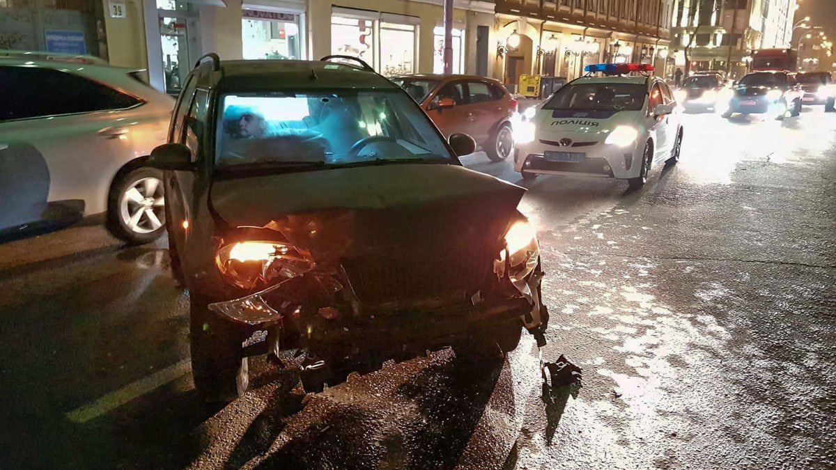 Водитель Skoda Roomster не справился с управлением, вылетел на встречную полосу, врезался в Mitsubishi Lancer, который влетел в Volkswagen