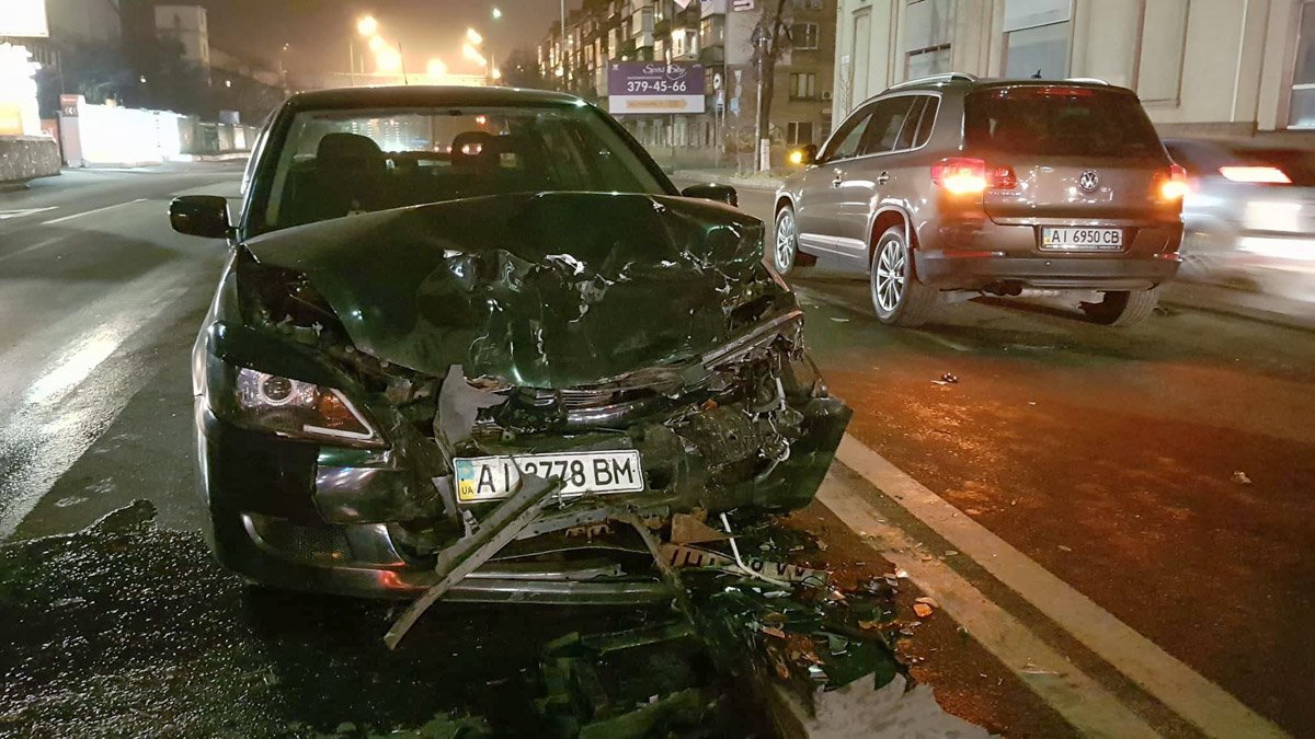 Все три авто сильно повреждены 