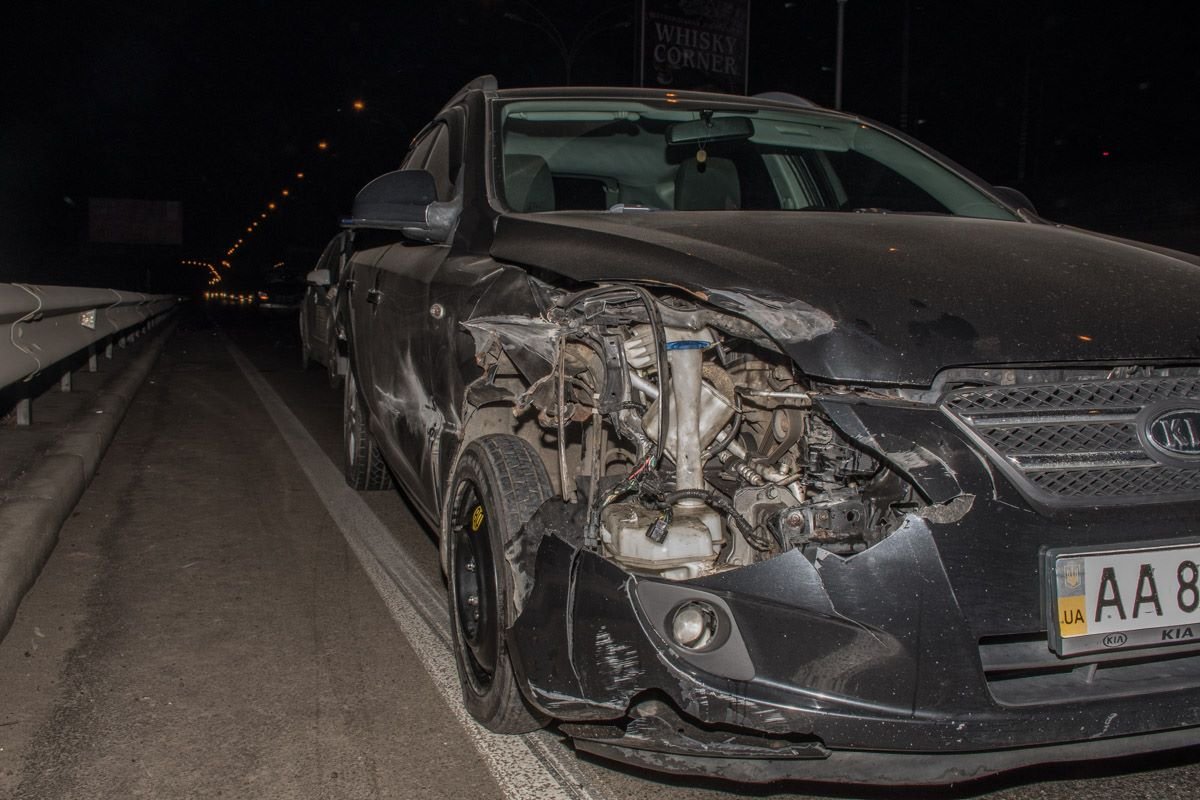 На съезде с Дарницкого моста столкнулись Mercedes и Kia