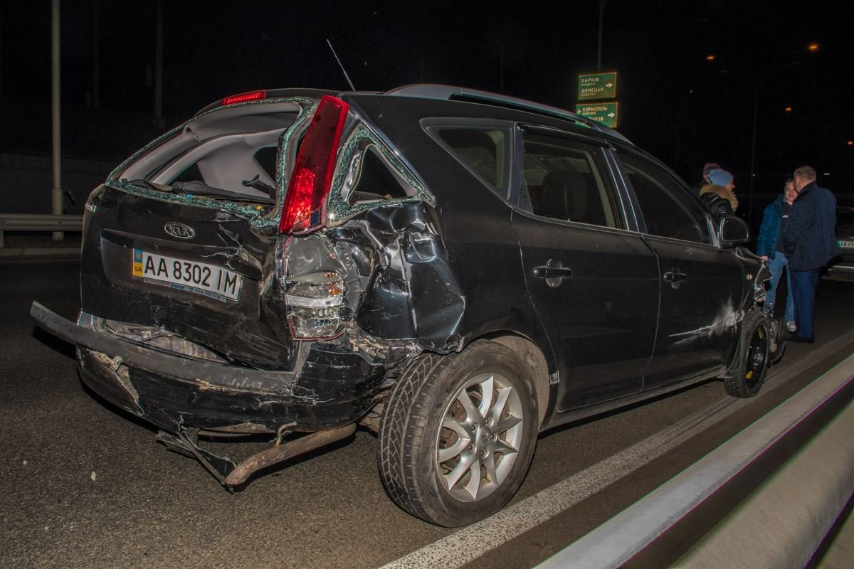 От удара а автомобиле вылетело заднее стекло 