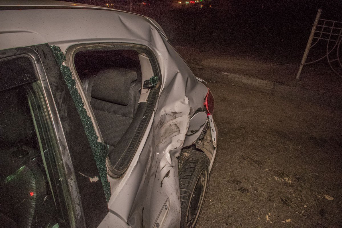 У Peugeot сильно повреждена задняя часть 