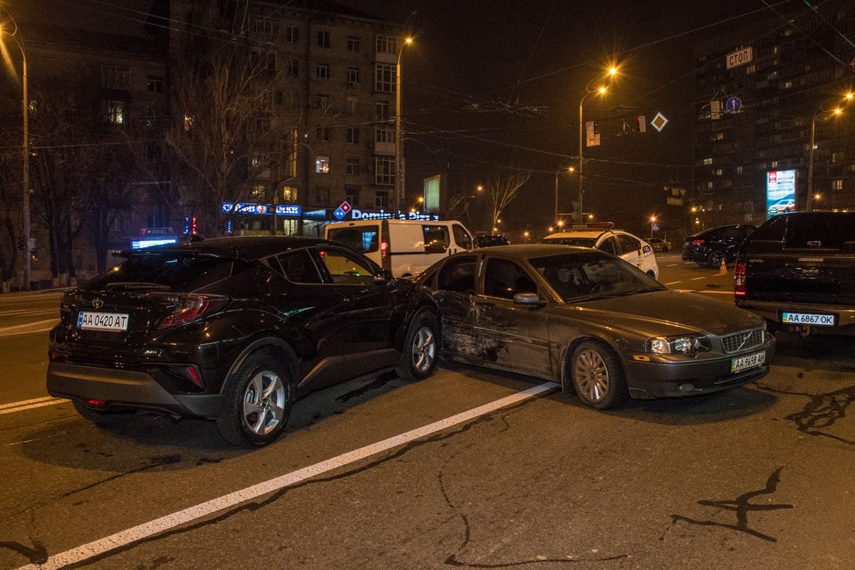 На пересечении бульвара Леси Украинки, улицы Бастионной и Бойчука столкнулись BMW, Volvo и Toyota