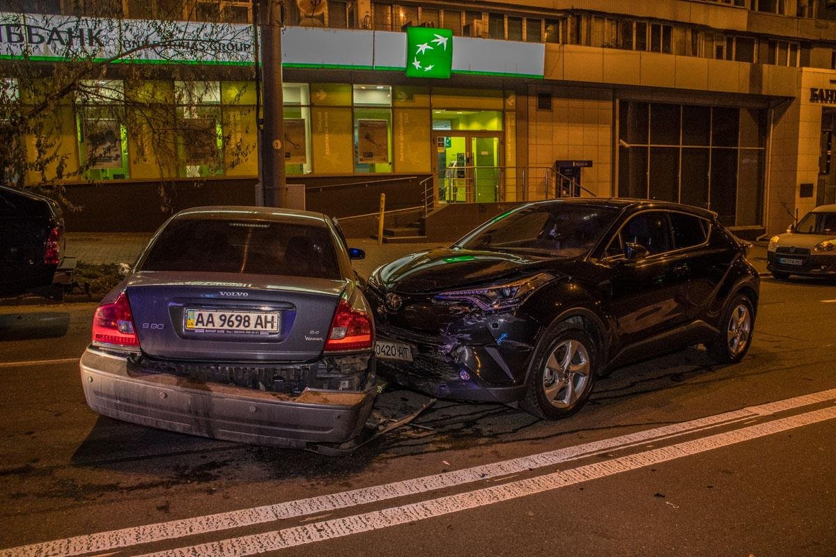 От удара Volvo развернуло. Автомобиль въехал еще и в Toyota, который стоял на светофоре