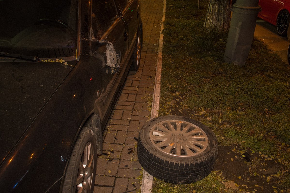 В момент аварии у Volvo отлетело колесо. Оно оставило вмятину в боку припаркованной рядом Skoda