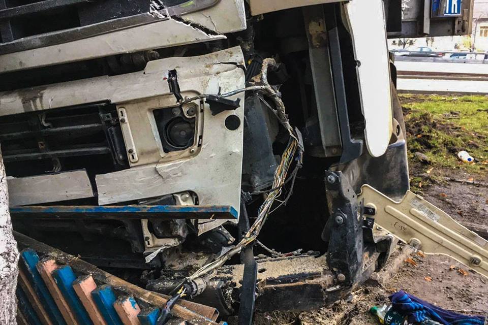 Фура получила серьезные повреждения, а у самого водителя - травмы средней тяжести Фура получила серьезные повреждения, а у самого водителя - травмы средней тяжести