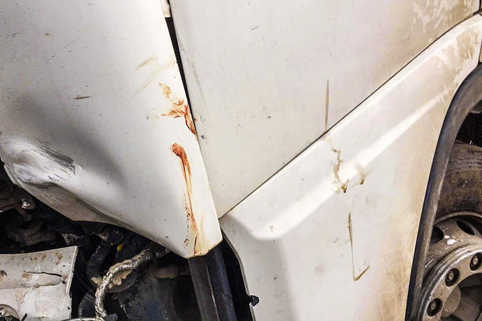 На крыле грузовика остались следы крови На крыле грузовика остались следы крови