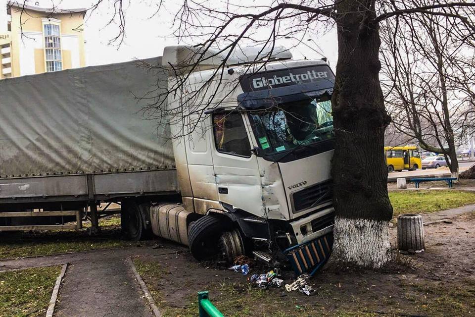 Помимо разбитой остановки общественного транспорта, также пострадали 5 машин такси Помимо разбитой остановки общественного транспорта, также пострадали 5 машин такси