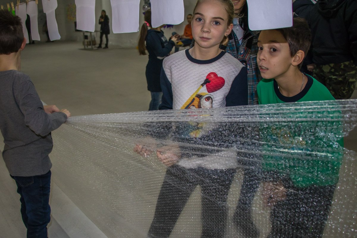 Малышня принялась за лопанье бумаги для упаковок! Малышня принялась за лопанье бумаги для упаковок!