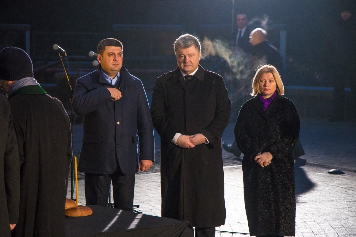 Вместе с Президентом памятные свечи зажгли премьер-министр Украины Владимир Гройсман и вице-спикер Ирина Геращенко