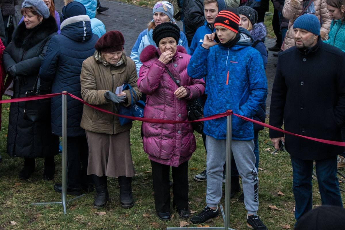 Пришедшие к мемориалу жертвам Голодоморов в ожидании Президента