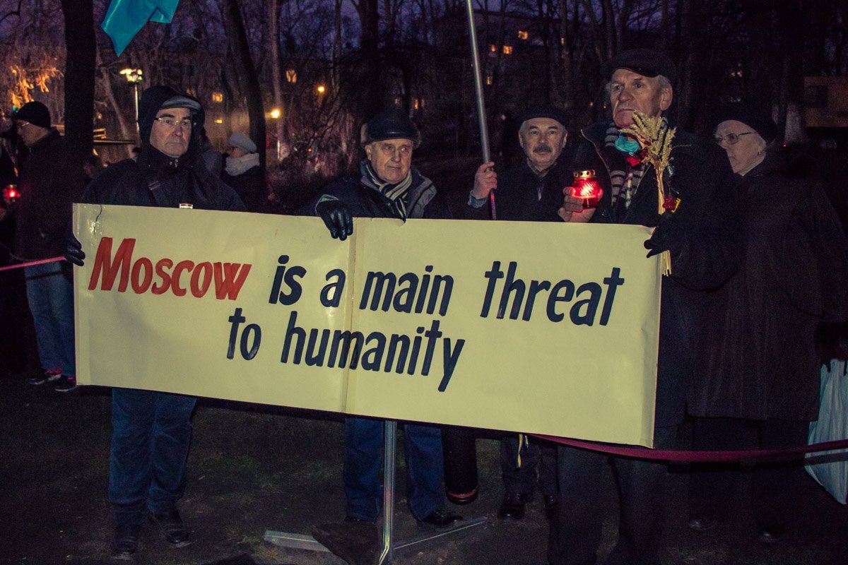 Некоторые держали в руках плакаты