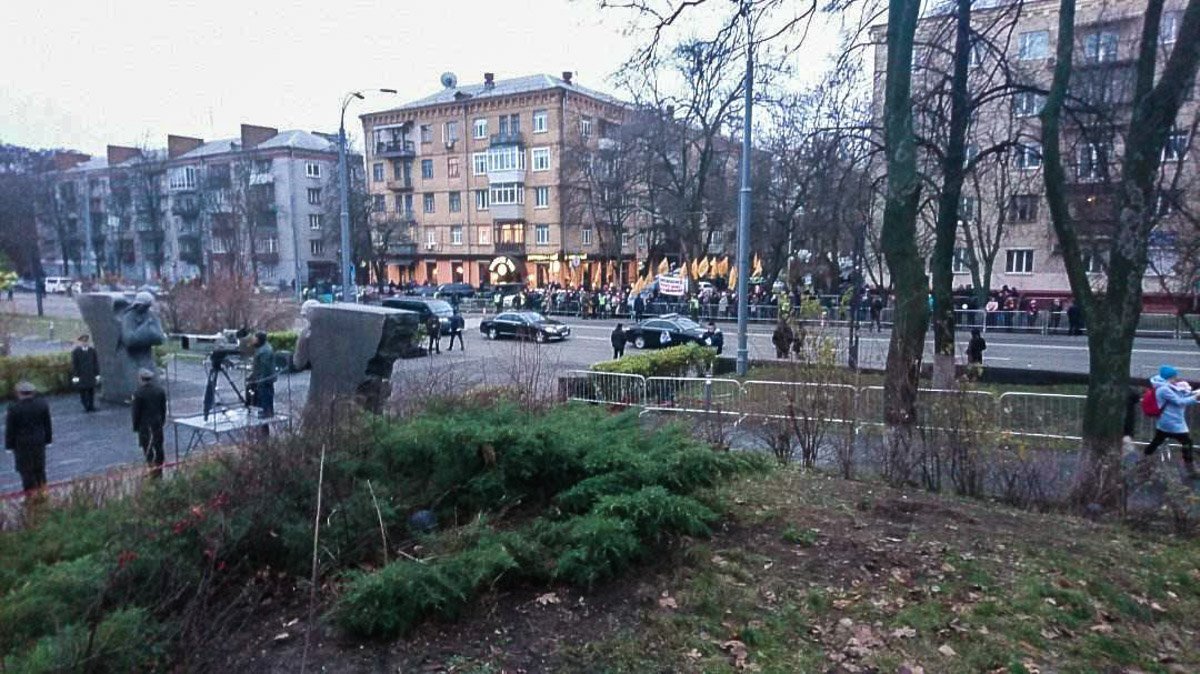 Народ двигался от "Арсенальной" к Мемориалу. Рядом стоял кортеж Президента