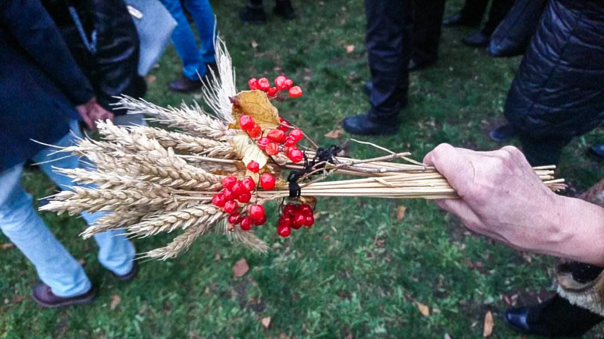 У многих в руках были пучки с колосками