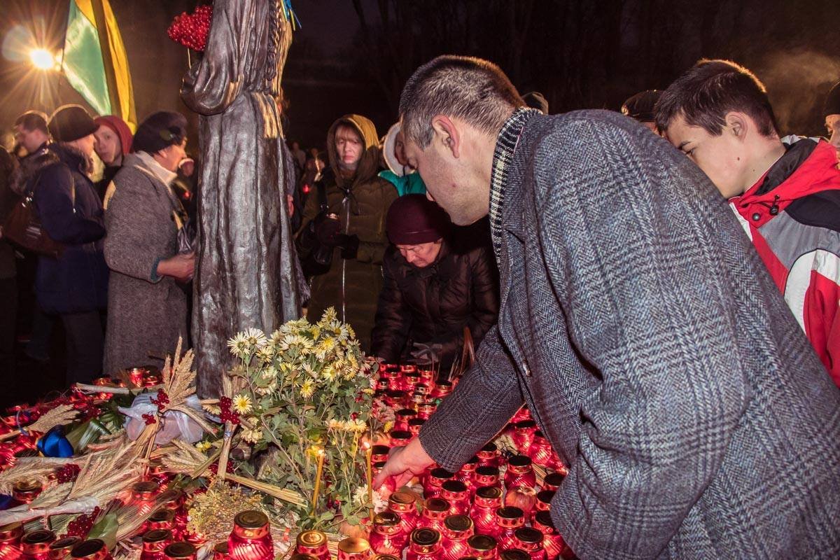 После люди зажгли лампадки в память о погибших в Голодомор 1932-1933 годах
