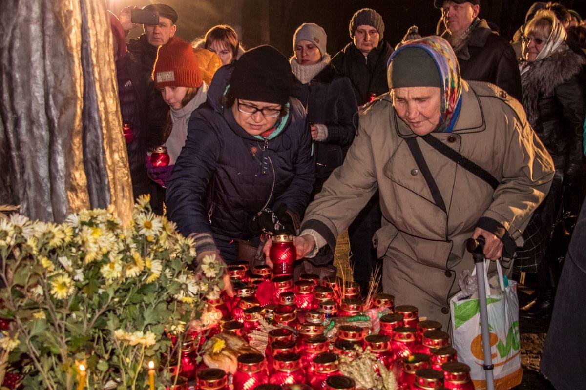 После завершения официальной церемонии люди еще долго зажигали свечи